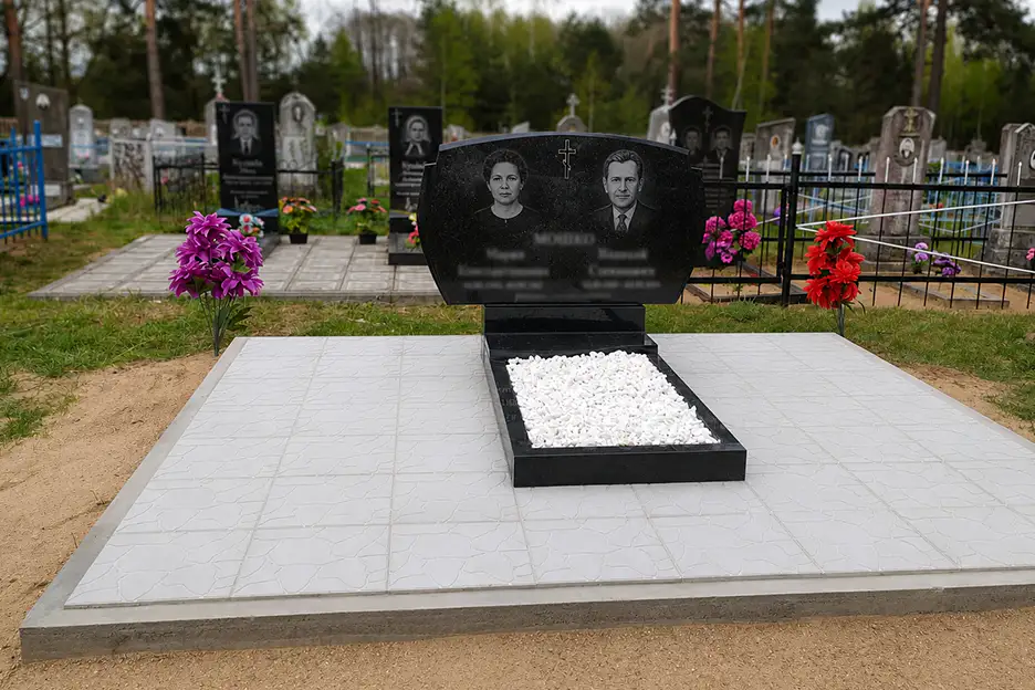 Классический двойной памятник на благоустроенном участке