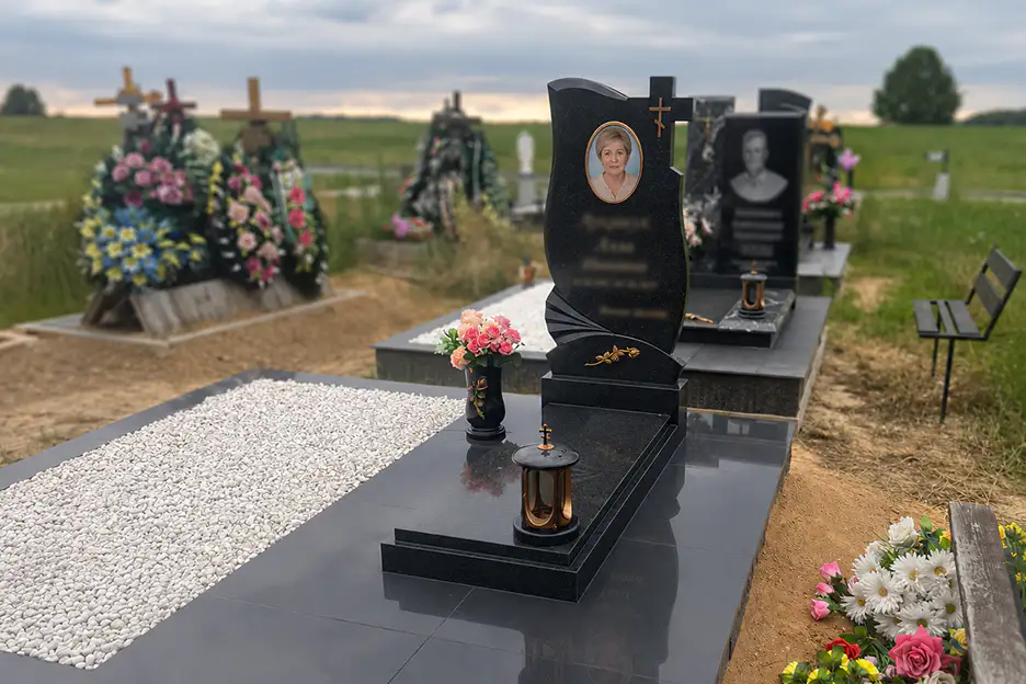 Классический одиночный памятник с декором из вазы и лампады